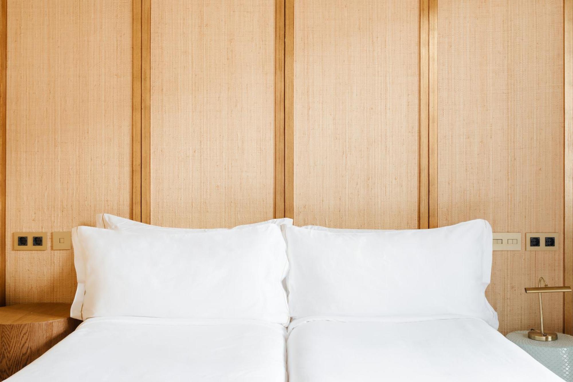 Do Placa Reial Powered By Sonder Барселона Стая снимка A bed with two pillows