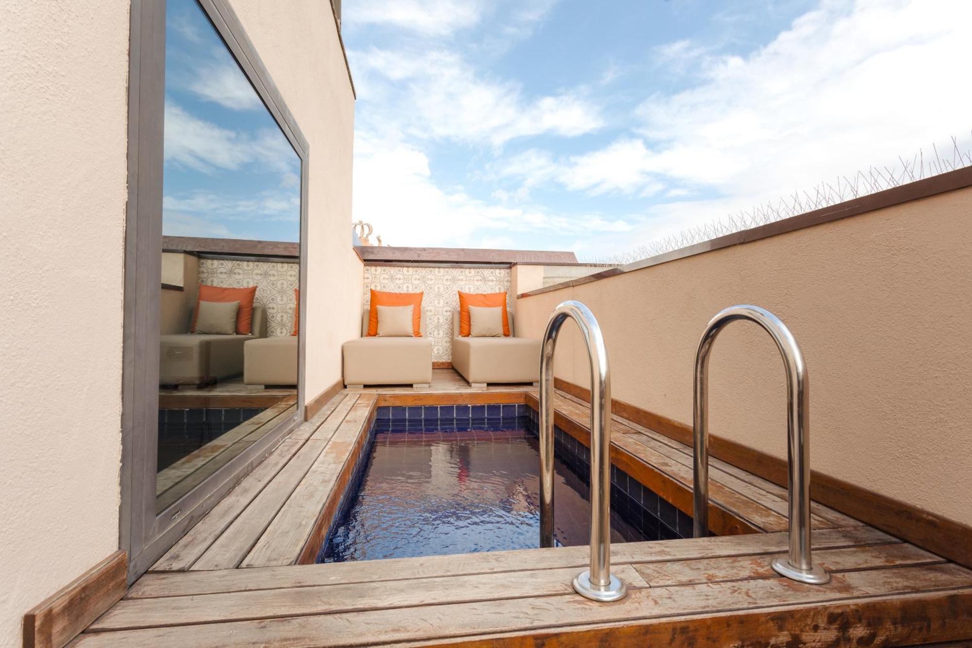 Do Placa Reial Powered By Sonder Барселона Стая снимка A private pool at a hotel
