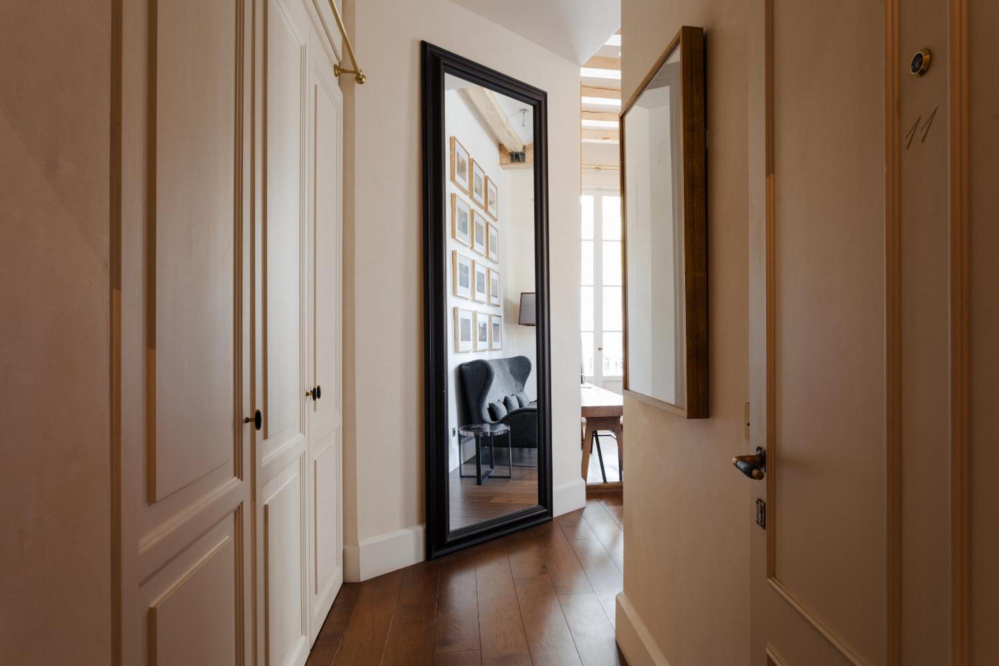 Do Placa Reial Powered By Sonder Барселона Стая снимка A mirror in a home