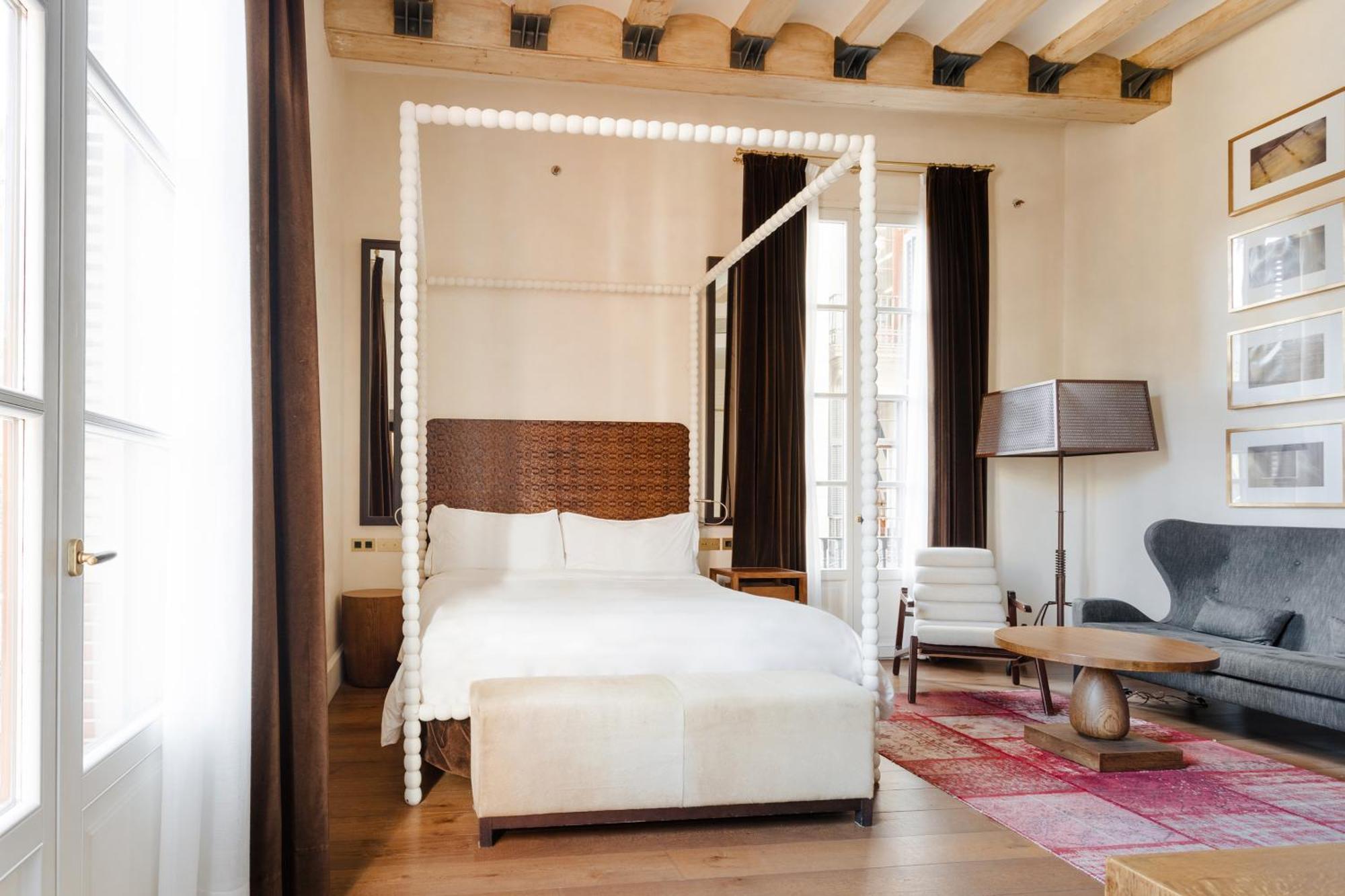 Do Placa Reial Powered By Sonder Барселона Стая снимка A room at the Hotel de Casabianca