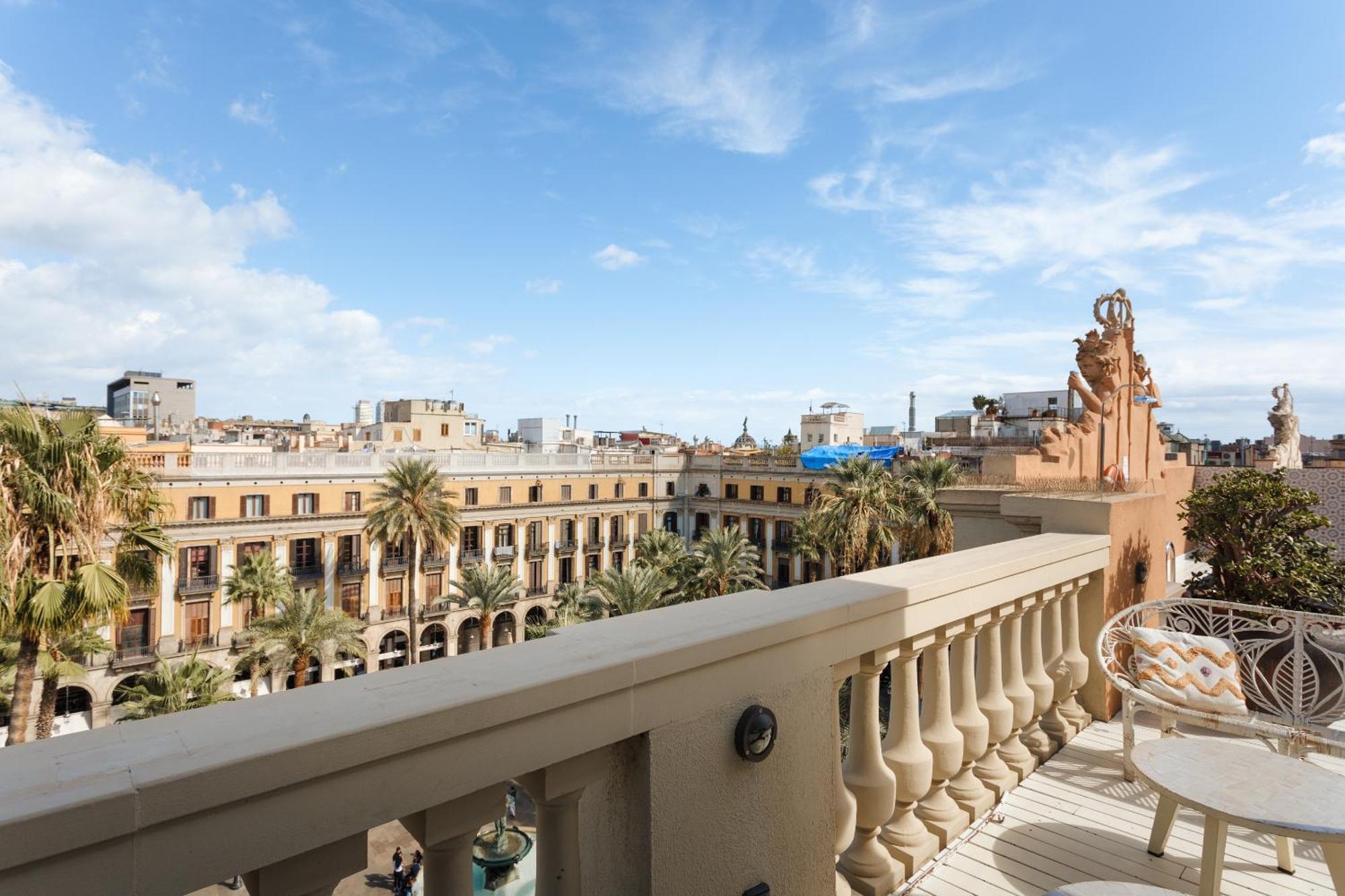 Do Placa Reial Powered By Sonder Барселона Екстериор снимка View from the hotel