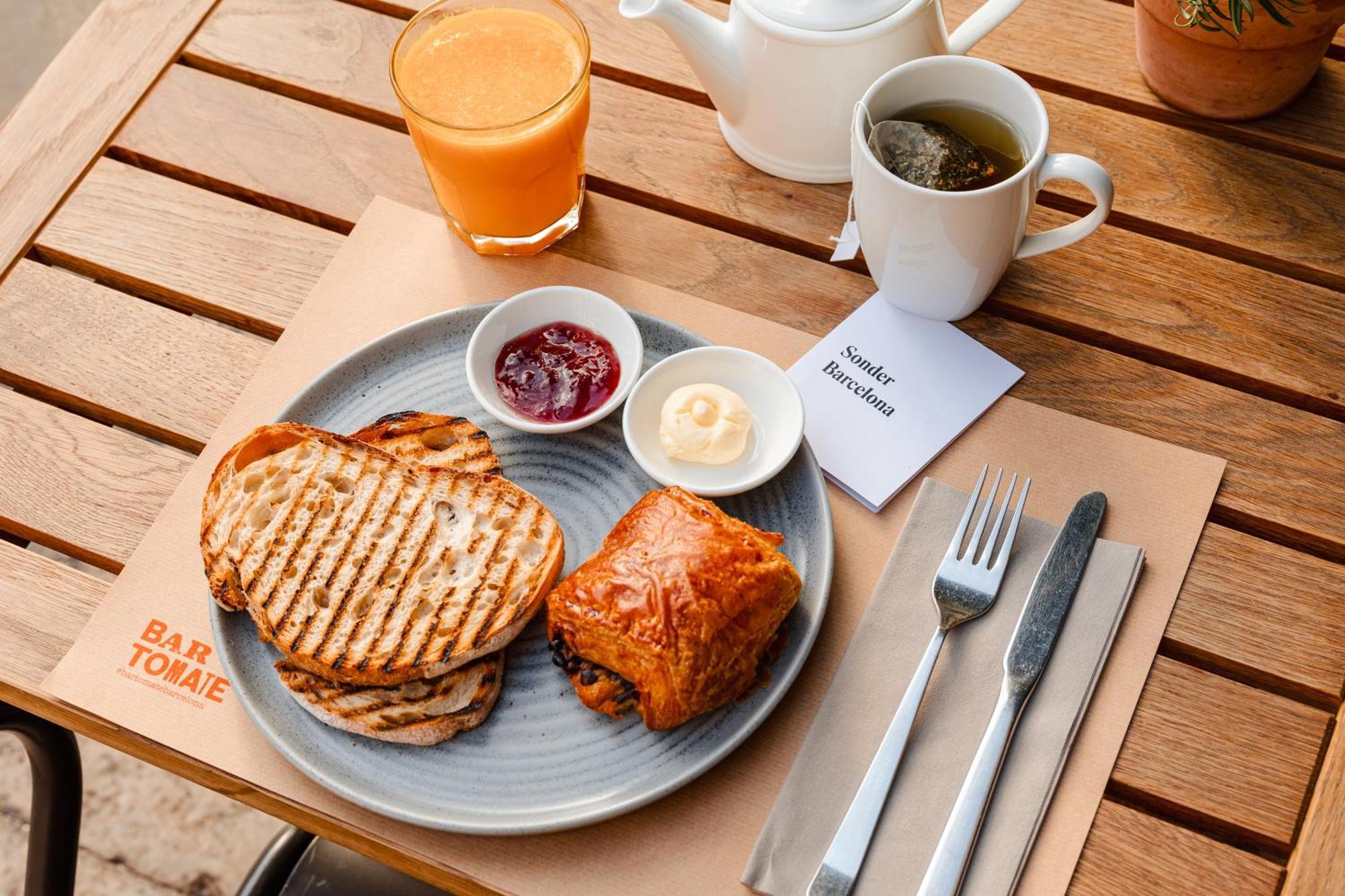 Do Placa Reial Powered By Sonder Барселона Екстериор снимка A breakfast at the restaurant