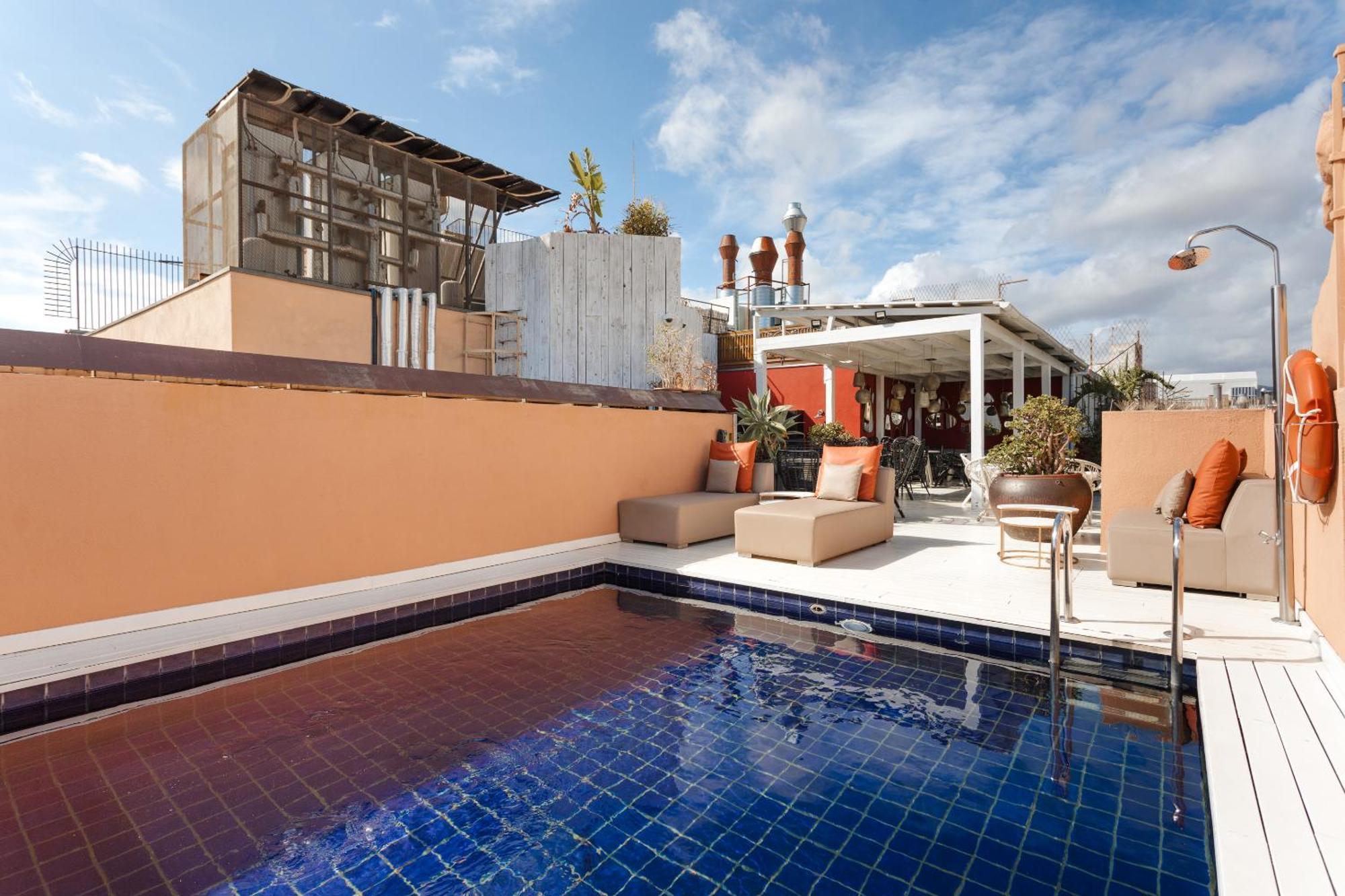 Do Placa Reial Powered By Sonder Барселона Екстериор снимка Rooftop pool at the Hotel Unique
