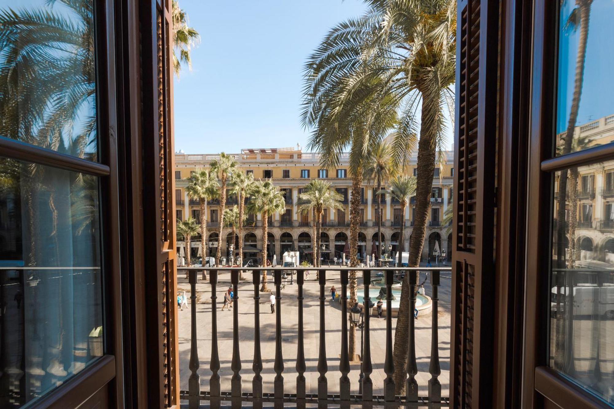 Do Placa Reial Powered By Sonder Барселона Екстериор снимка View of the square from the hotel